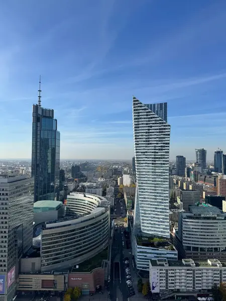Warszawa şehri. Akşamları gökdelenlerin manzarası.