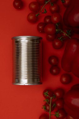 yemek, malzemeler, domatesler, kiraz domatesleri, kırmızı çan biberi, teneke kutu, sebzeler, taze sebzeler, kırmızı arka plan, monokrom bileşimi, natürmort yaşam, canlı renkler, korunmuş gıda endüstrisi, gıda deposu, mutfak fotoğrafçılığı, ürün deposu. 