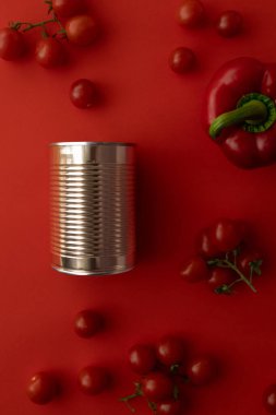 yemek, malzemeler, domatesler, kiraz domatesleri, kırmızı çan biberi, teneke kutu, sebzeler, taze sebzeler, kırmızı arka plan, monokrom bileşimi, natürmort yaşam, canlı renkler, korunmuş gıda endüstrisi, gıda deposu, mutfak fotoğrafçılığı, ürün deposu. 