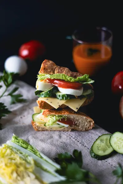 Peynirli sandviçler, domatesler, salatalık, marul ve taze salatalıklı kruvasan sandviçi, sağlıklı kahvaltı, taze malzemeler, yumurtalı sandviç, salatalıklı sandviç, vejetaryen yemeği, atıştırmalık, peynirli kruvasan, yemek fotoğrafçılığı, organik öğle yemeği.