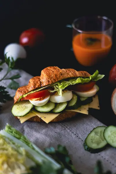 Peynirli sandviçler, domatesler, salatalık, marul ve taze salatalıklı kruvasan sandviçi, sağlıklı kahvaltı, taze malzemeler, yumurtalı sandviç, salatalıklı sandviç, vejetaryen yemeği, atıştırmalık, peynirli kruvasan, yemek fotoğrafçılığı, organik öğle yemeği.