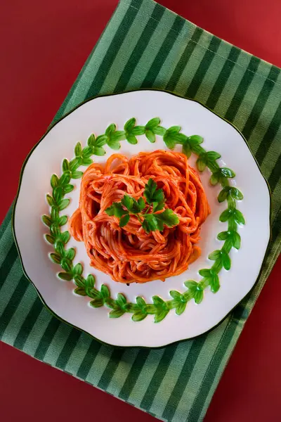 Yeşil arka planda maydanozlu spagetti bolonezi.