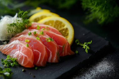 Siyah Tabak Üzerine Sashimi Somon