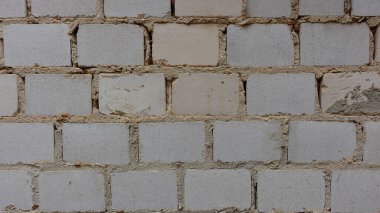 Bu yapı, pürüzsüz ve pürüzsüz dokuların bir karışımını gösteren gri beton bloklardan oluşan tek bir düzenleme içerir. Bloklar geleneksel bir şablonla yerleştirilmiş, zaman içinde aşınma belirtileri gösteren havan topları var. Bazı bloklar sergileniyor.