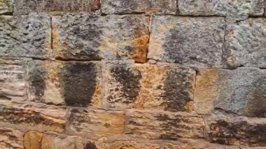 Bu büyüleyici keşif tarihi bir kalede bulunan antik taş duvarların karmaşık dokularını ve zengin renklerini gözler önüne seriyor. Gözlemciler işçiliğe ve doğal yaşlanmaya hayret edebilirler.