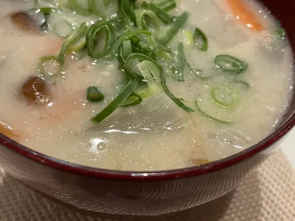 Siklamen yapraklarının yakın çekim görüntüsü onların pürüzsüz kıvrımlarını ve şeffaf güzelliklerini vurgular. Bu kış çiçeği her sahneye zarafet ve sıcaklık getirir..