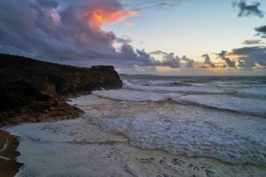 Portekiz, Nazare 'deki dev dalgaların hava aracı görüntüsü.