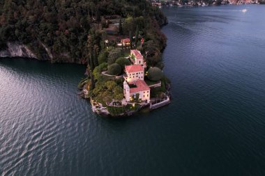 İtalyan Gölü 'nün üzerindeki hava manzarası..
