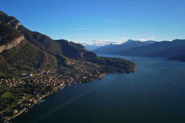 İtalyan Gölü 'nün üzerindeki hava manzarası..
