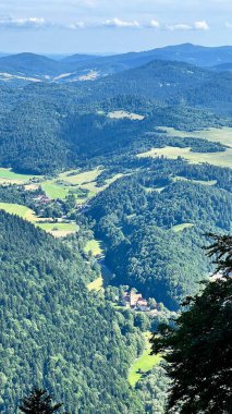 Polonya 'nın Pieniny Ulusal Parkı' ndaki dağlara bakan Trzy Korony Dağı 'nın nefes kesici manzarasını gösteren dikey fotoğraf. Yürüyüş ve seyahat maceralarını resmetmek için ideal.