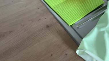 Metal bir lavabonun kenarındaki mutfak temizlik malzemelerinin yatay videosu: lastik eldiven, sünger ve temizlik bezi. Temizlik, temizlik, hijyen ve evde bakım temaları için ideal..