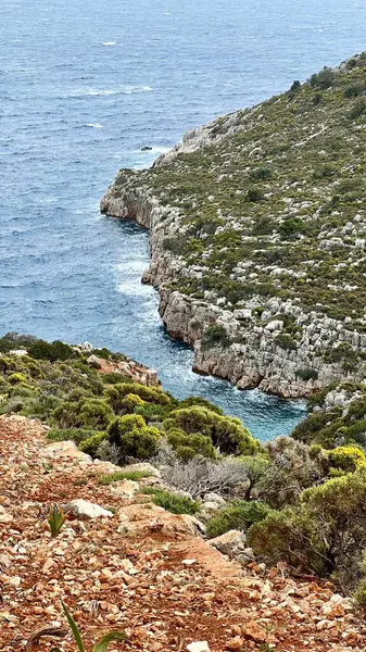 Dikey fotoğraf. Yunanistan 'ın Kastellorizo Adası' ndaki deniz manzaralı deniz manzarası. Yunan kıyı manzarası, Akdeniz manzarası, seyahat yeri, yaz tatili, sakin doğa, deniz manzarası
