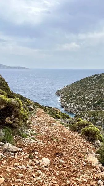 Dikey fotoğraf. Yunanistan 'ın Kastellorizo Adası' ndaki deniz manzaralı deniz manzarası. Yunan kıyı manzarası, Akdeniz manzarası, seyahat yeri, yaz tatili, sakin doğa, deniz manzarası