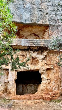 Antalya ilinin Antalya ilçesindeki eski bir Lycian mezarının dikey fotoğrafı. Tarihi mekan, arkeolojik kalıntılar, kültür mirası, Akdeniz tatili, Türkiye 'ye seyahat, antik mimari. 