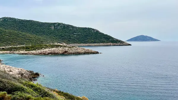 Akdeniz 'in Türk kıyılarından ufuk manzaralı yatay fotoğrafı. Kıyı manzarası, deniz manzarası, seyahat, yaz mevsimi, sınır ötesi manzara, doğa, turizm. 