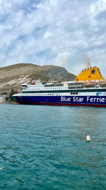 Kastellorizo, Yunanistan, 28 Mar 2025: Kastellorizo limanındaki Mavi Yıldız Feribotlarının dikey fotoğrafı. Deniz yolculuğu, Yunan ada taşımacılığı, liman manzarası, deniz manzarası, Dodecanese, sahil feribot terminali..