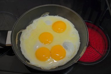 Black Skillet 'te pişen yumurta, peynirli omlet.. 