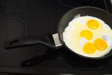 Black Skillet 'te pişen yumurta, peynirli omlet.. 