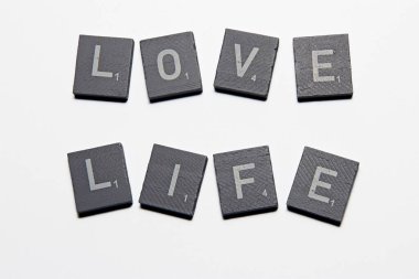 Gri Scrabble Harfleri, Aşk Hayatı 'nı beyaz arka planda oluşturur.