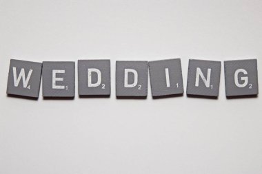 Siyah Scrabble fayansları arka arkaya dizilmiş, düz beyaz arka plana 