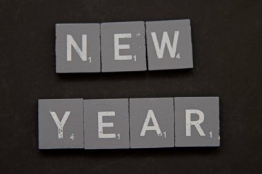 Scrabble karoları, karanlık bir arkaplanda 