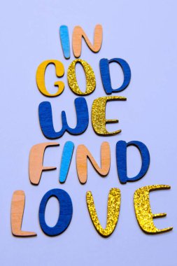 'Tanrı Beni Seviyor' açık mavi bir arkaplan karşısında dikey olarak canlı renklerle sıralanmış. İnanç temelli içerik için mükemmel bir canlandırıcı ve ilham verici mesaj..