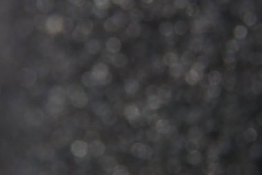 Görüntü, koyu kahverengi tonlarda dairesel ışık saçan soyut ve odak dışı bir desen gösteriyor. Sanatsal ve görsel olarak çekici yapısı nedeniyle, genellikle arka planda veya yaratıcı tasarımlarda kullanıldığı için ilginçtir..