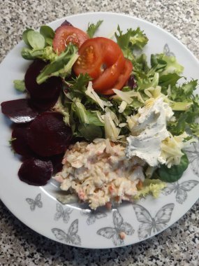 Kırmızı Dilimlenmiş Domates Yeşil Yapraklar Peynir ve Pancar Salatası  