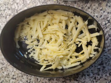 İçinde dilimlenmiş Çedar Peyniri olan bir kara kase, Tost Salatasına Hazır  