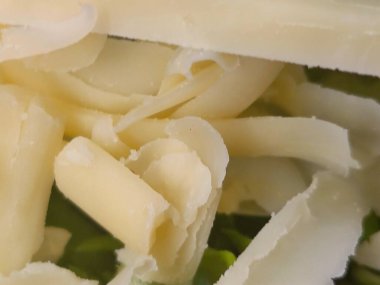Paramparça Chedder Cheese 'in yakın çekimi, yiyecek fikirleri.   