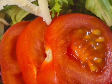 Salata yatağında dilimlenmiş domatesin yakın çekimi.. 
