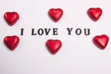 I Love You Words, Red Choclate hearts Beyaz arka planda siyah ahşap harfler, 
