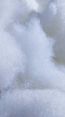 Yumuşak, beyaz fiberfill malzeme yakın çekim. Hafif ve havadar, bulutlara ya da pamuğa benzeyen. Yastıkları, yastıkları ya da oyuncakları doldurmak için ideal.