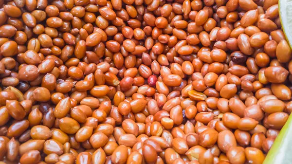 Yüksek açılı, yakın çekimde sayısız kavrulmuş fıstık.