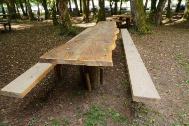 Koyu mavi bir duvara karşı çelik bir bank. Zemin fayanslarının sarı hardal rengi, zemin ve duvarın zıtlığı, bank hatlarının berraklığı ve basitliği her zaman önemlidir. Fotoğraf yakın plan..