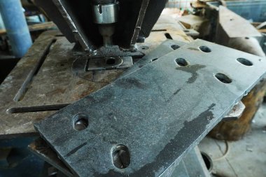 Soğuk metal yumruklama. Seri üretim için kullanılır..