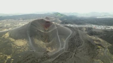 Bir İHA Etna kraterinin üzerinde süzülüyor. Bu, dünyanın en ünlü volkanik manzaralarından birinin üzerindeki bulutlar arasında eşsiz bir yolculuk, doğal bir dönüm noktası..