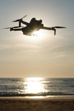 Havada donmuş bir dronun fotoğrafı..