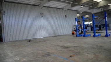 Oluklu paneller bir atölye veya depoyu ayırmak için bir bölme görevi görüyor. Duvar metal panellerinin iç dekorasyonu, galvanizli, dış duvar