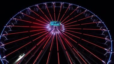 Geceleri, dönme dolap karanlık gökyüzüne karşı aydınlanır. Her kabin farklı bir renkle parıldarken, şehrin aşağısına bir yansıma kaleydoskobu fırlatılıyor..