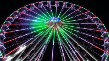 Geceleri, dönme dolap karanlık gökyüzüne karşı aydınlanır. Her kabin farklı bir renkle parıldarken, şehrin aşağısına bir yansıma kaleydoskobu fırlatılıyor..