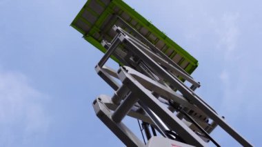 Metal yapının kurulumu sırasında işçiyi kaldırmak için makas kaldırma kullanılır. Elektrikli makas kaldırma, çevre dostu ve sessizdir..