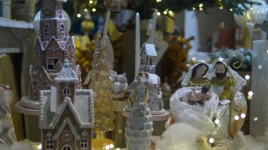 Renkli süsler ve parlayan ışıklarla süslenmiş bir Noel ağacı. Parlak kurdelelerle sarılmış hediyeler ağacın altında uzanıyor, neşe dolu atmosfere katıyor..