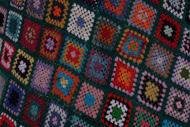 Geometrik desenlere göre düzenlenmiş çeşitli renkli iplikler, bir yama çalışması, titizlikle hazırlanmış el işi..