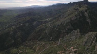 İnsansız hava aracı görüntüleri pitoresk bir İtalyan köyünü gösteriyor. Yerleşim yeri iki yüksek uçurum arasında yer alıyor. Dağlardaki köy..