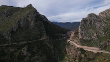 İnsansız hava aracı görüntüleri pitoresk bir İtalyan köyünü gösteriyor. Yerleşim yeri iki yüksek uçurum arasında yer alıyor. Dağlardaki köy..