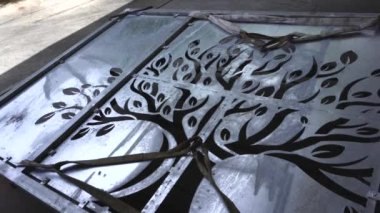 Dekoratif ahşap desenli metal kapılar. Metal paneller, CNC ekipmanlarında yüksek hassasiyetli lazer kesimi kullanılarak yapılmış zarif bir ahşap desenle dekore edilmiş..