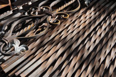 Demircilik. Bir demirci tarafından oluşturulan sarmal ve zarif metal kalıplara dönüştürülmüş 12 mm kare metal çubuğu kapat. Mimari, İç Tasarım, Demirci Projeleri, Yaratıcı İlham