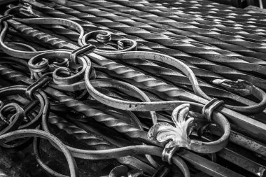 Demircilik. Bir demirci tarafından oluşturulan sarmal ve zarif metal kalıplara dönüştürülmüş 12 mm kare metal çubuğu kapat. Mimari, İç Tasarım, Demirci Projeleri, Yaratıcı İlham