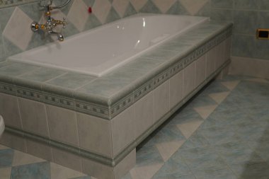 Banyodaki İtalyan tasarımının zarafeti. Lüks İtalyan hijyen malzemeleri. Zarif musluklardan çarpıcı seramik lavabolara ve spa banyolarına kadar her detay mükemmeldir..